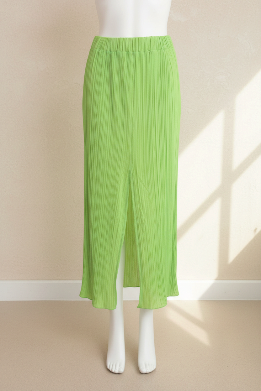 Jupe longue plissée vert néon Frippindealz avec taille élastique haute et fente centrale sur mannequin