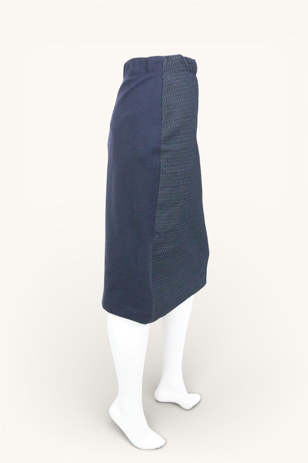 Jupe mi-longue bleu marine Frippindealz avec panneau latéral texturé et taille élastique sur mannequin