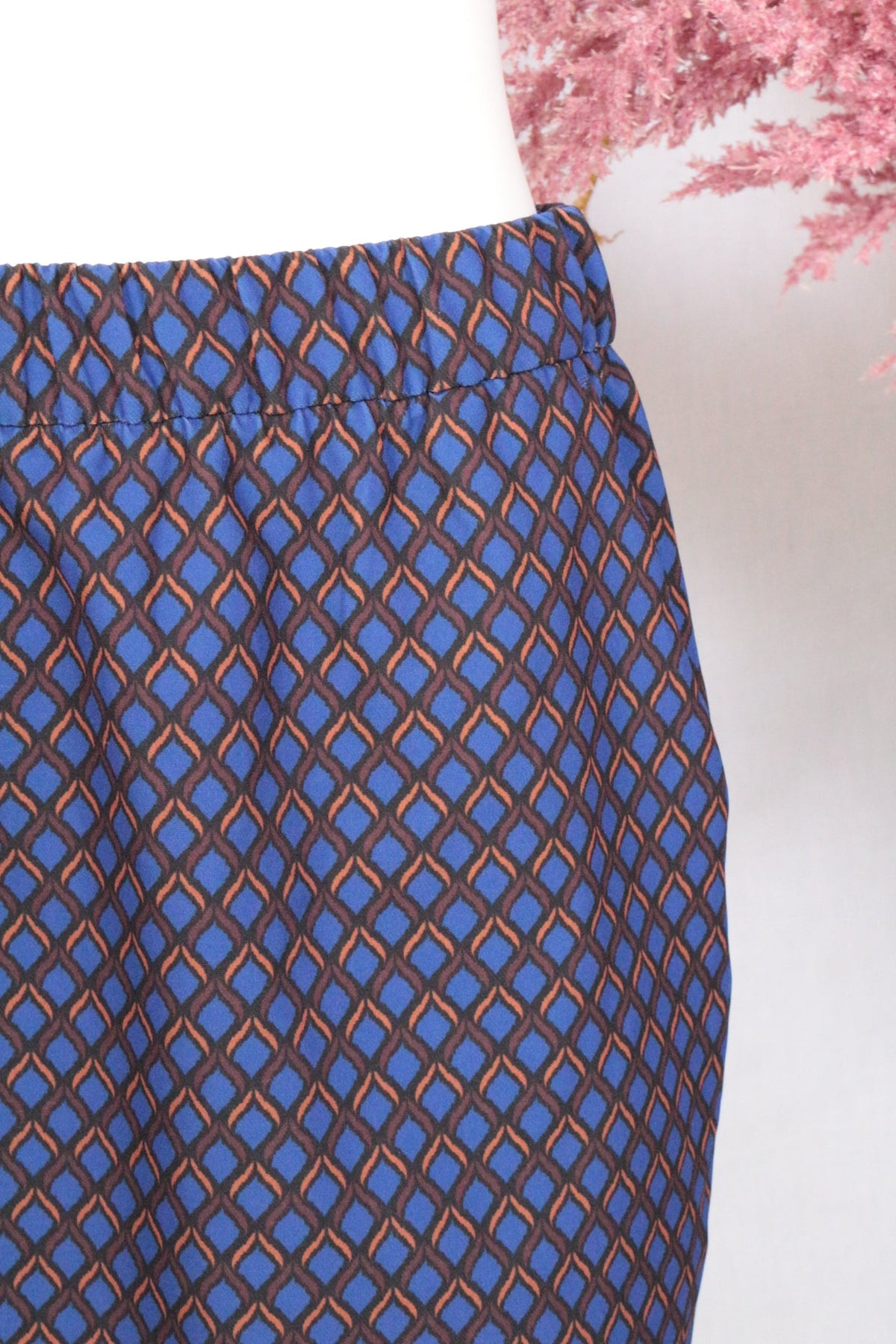 Jupe mi-longue Frippindealz en polyester bleu et marron avec un motif graphique géométrique élégant
