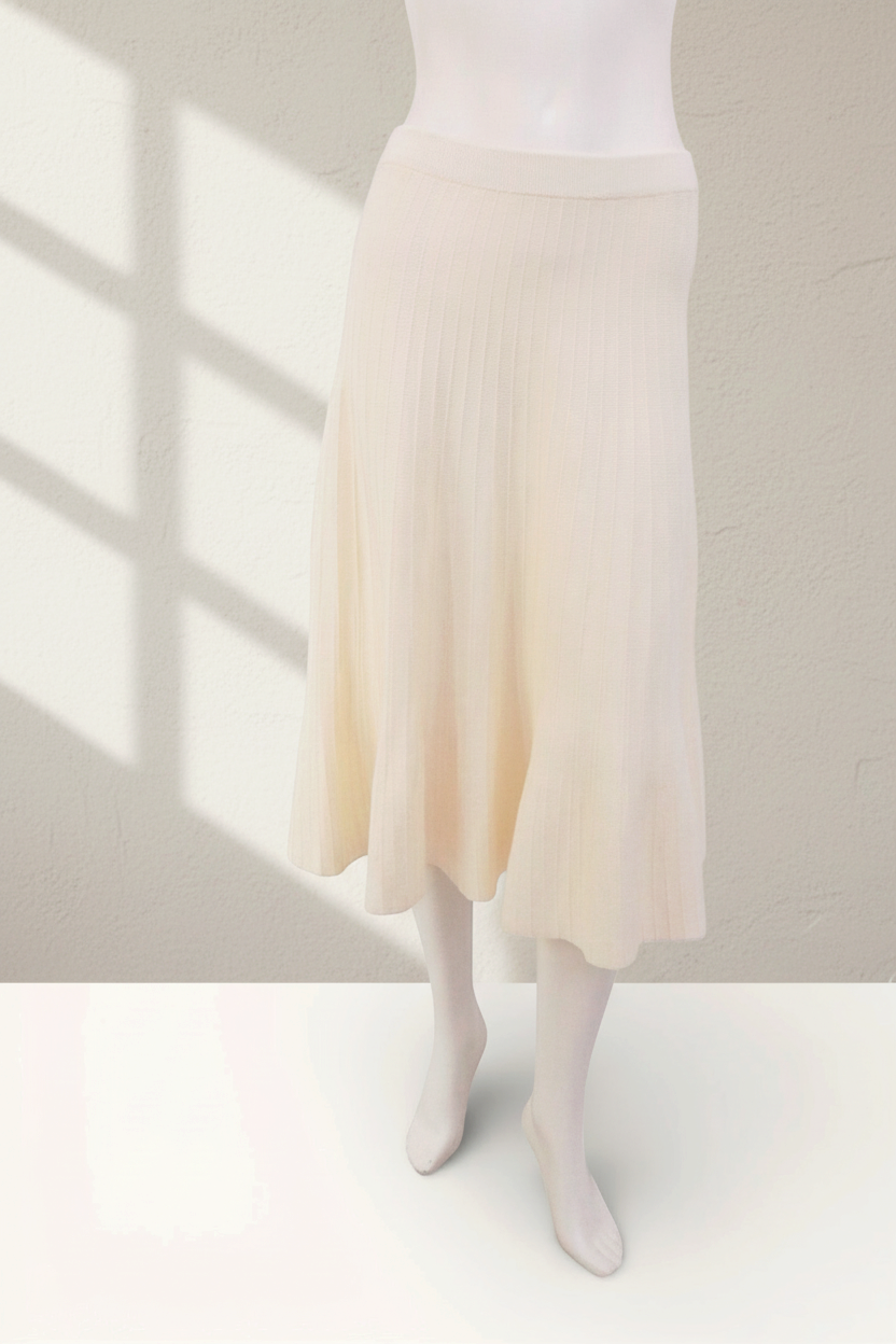 Jupe midi fluide Frippindealz de marque Vanilia en maille côtelée couleur crème, neuve avec étiquette