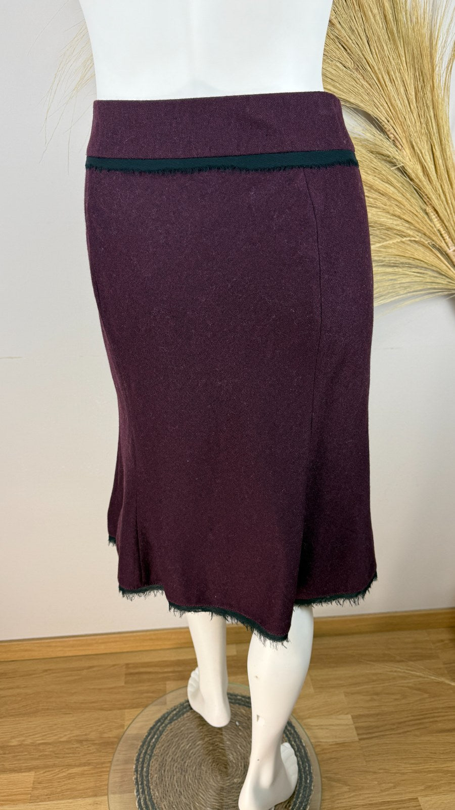 Jupe midi évasée Frippindealz Promod en laine bordeaux avec détails frangés noirs et coupe élégante