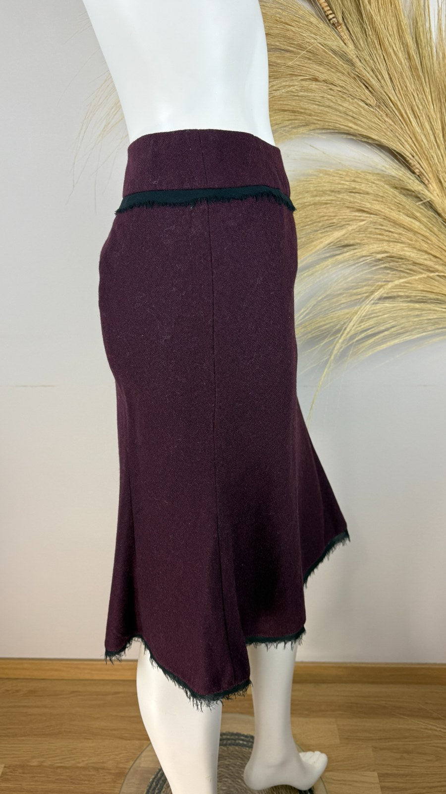Jupe midi évasée Frippindealz Promod en laine bordeaux avec bords frangés noirs et détail floral sur la hanche