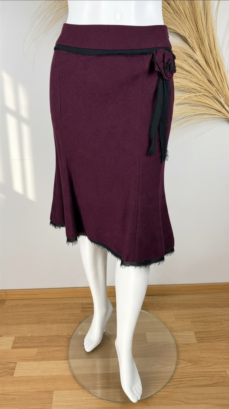 Jupe midi évasée Frippindealz en laine bordeaux avec fleur noire et bords frangés sur mannequin