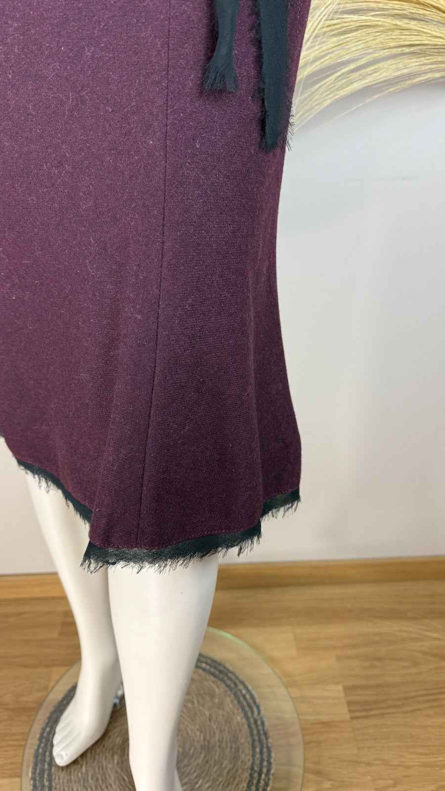 Jupe midi évasée Frippindealz en laine bordeaux avec détails de bordures effilochées noires et fleur décorative