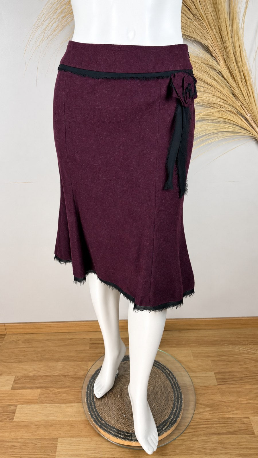 Jupe midi évasée Frippindealz en laine bordeaux avec fleur noire et bords frangés sur mannequin