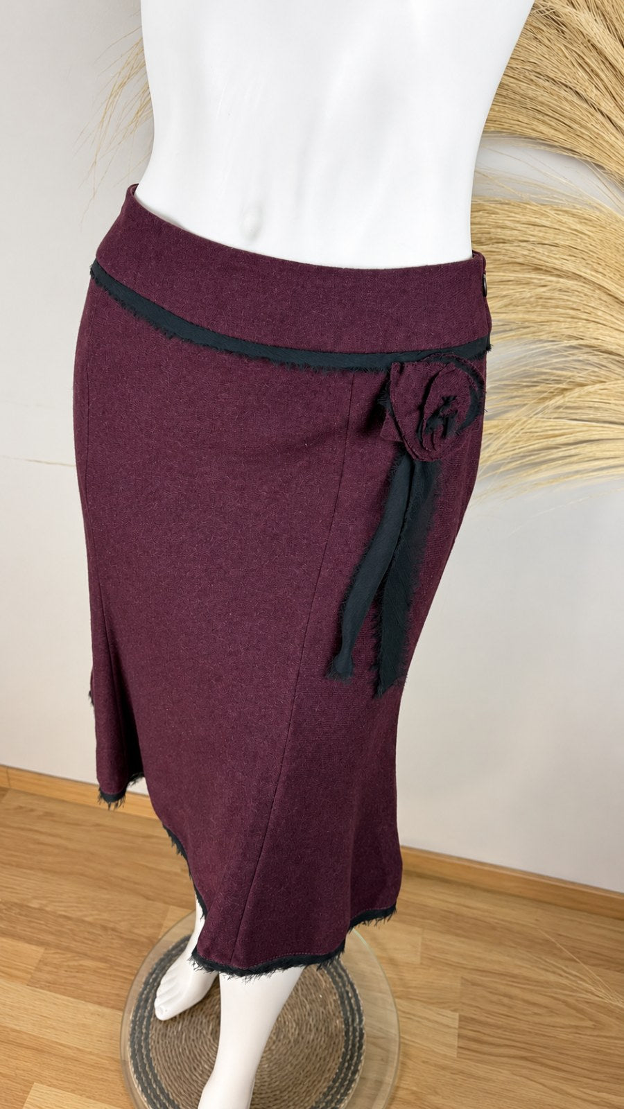 Jupe midi évasée Frippindealz en laine bordeaux avec fleur noire décorative et bords frangés sur mannequin