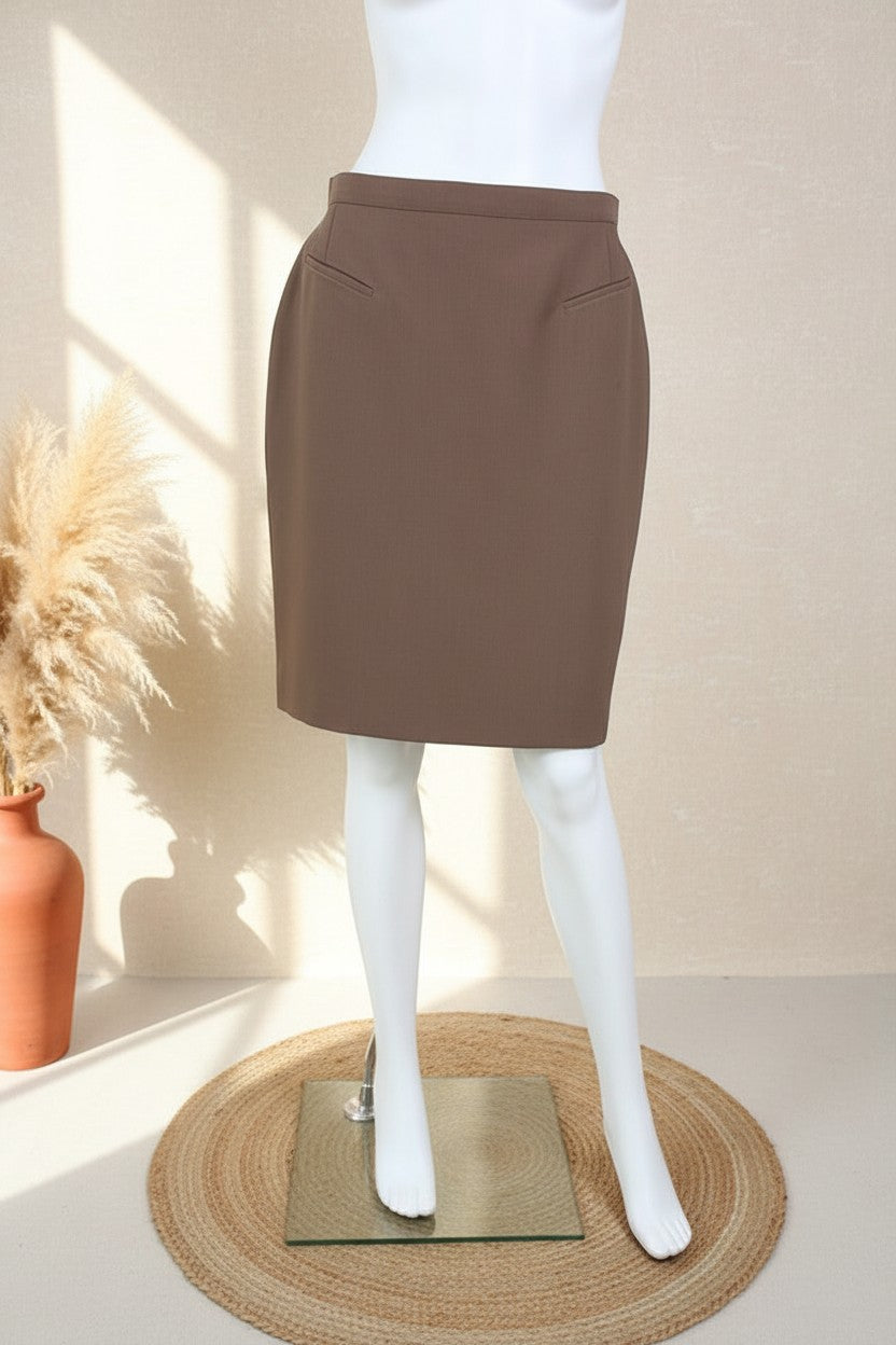 Jupe midi marron Frippindealz In Extenso avec poches passepoilées et coupe droite élégante sur mannequin