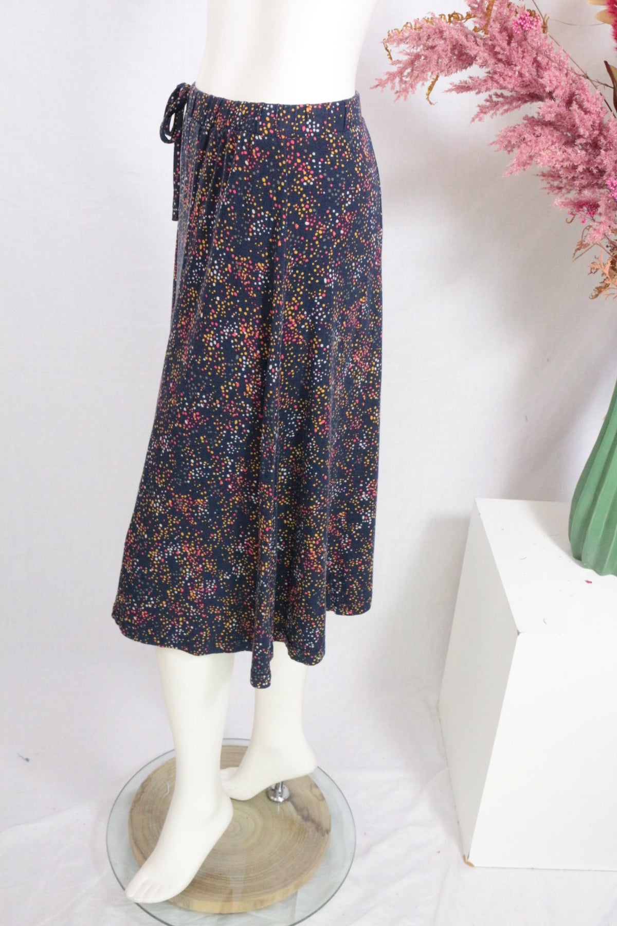 Jupe midi fluide Frippindealz en viscose bleu marine avec imprimé multicolore, taille élastique et lien de serrage.