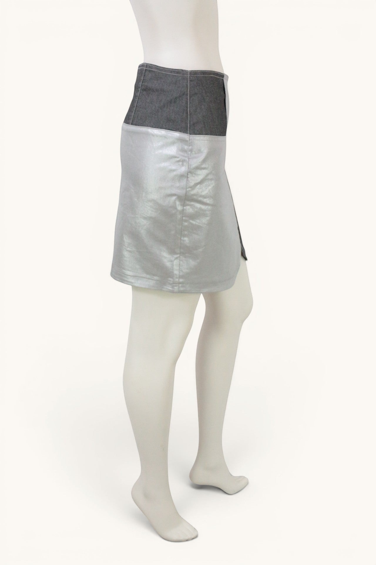 Frippindealz Jupe mini asymétrique argent métallisé et gris, style Y2K futuriste, taille 38.