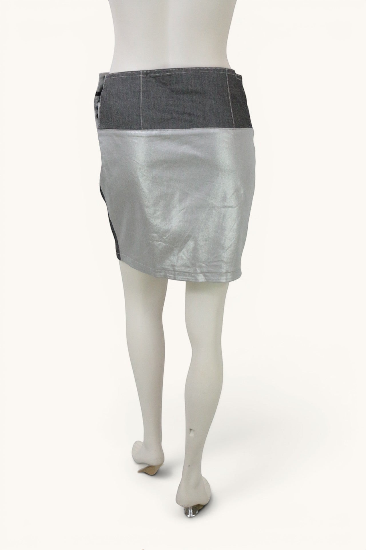 Frippindealz Jupe mini asymétrique argent métallisé et gris, style Y2K futuriste, taille 38.