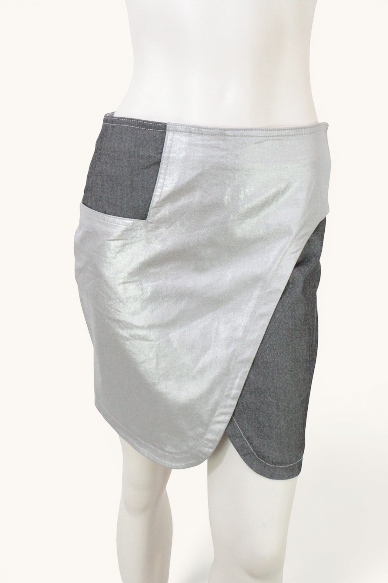 Frippindealz Jupe mini asymétrique argent métallisé et gris, style Y2K futuriste, taille 38.