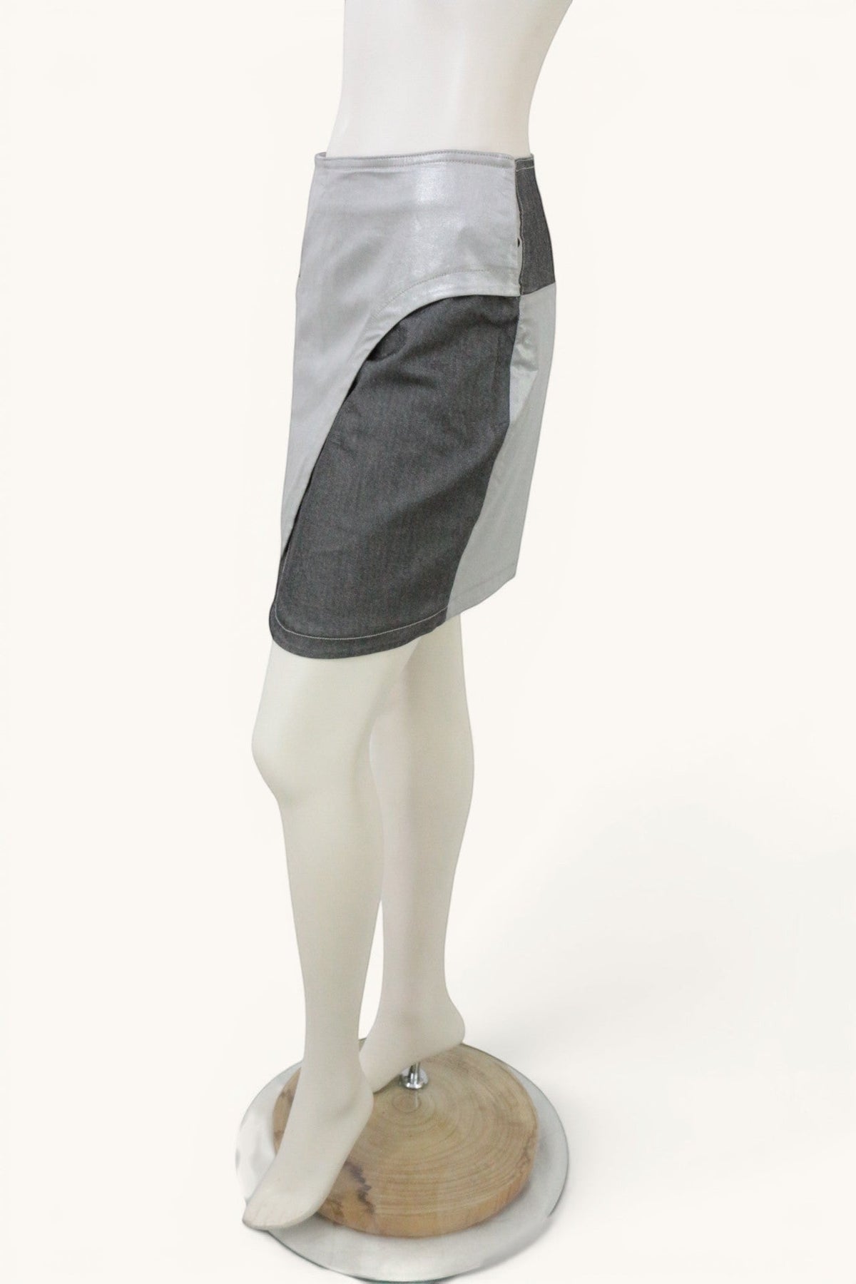 Jupe mini Frippindealz asymétrique en tissu gris chiné et empiècement argent métallisé style Y2K futuriste sur mannequin