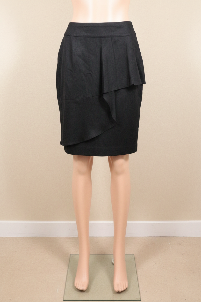 Jupe noire Frippindealz en lin et lyocell avec design portefeuille drapé et coupe élégante au genou