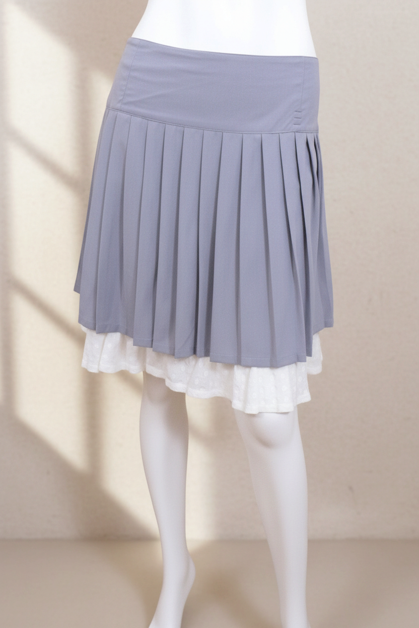 Jupe courte plissée Frippindealz Mia Soana en mélange polyester et coton gris avec bordure blanche superposée