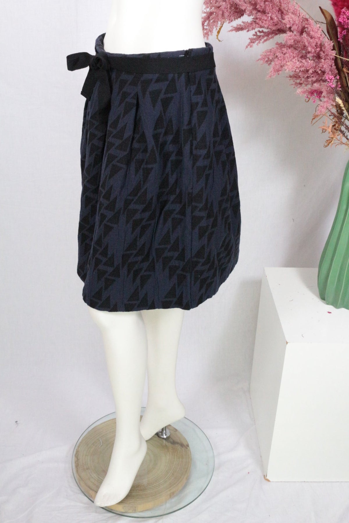 Jupe Frippindealz Promod bleu et noir à motif géométrique avec nœud latéral sur mannequin