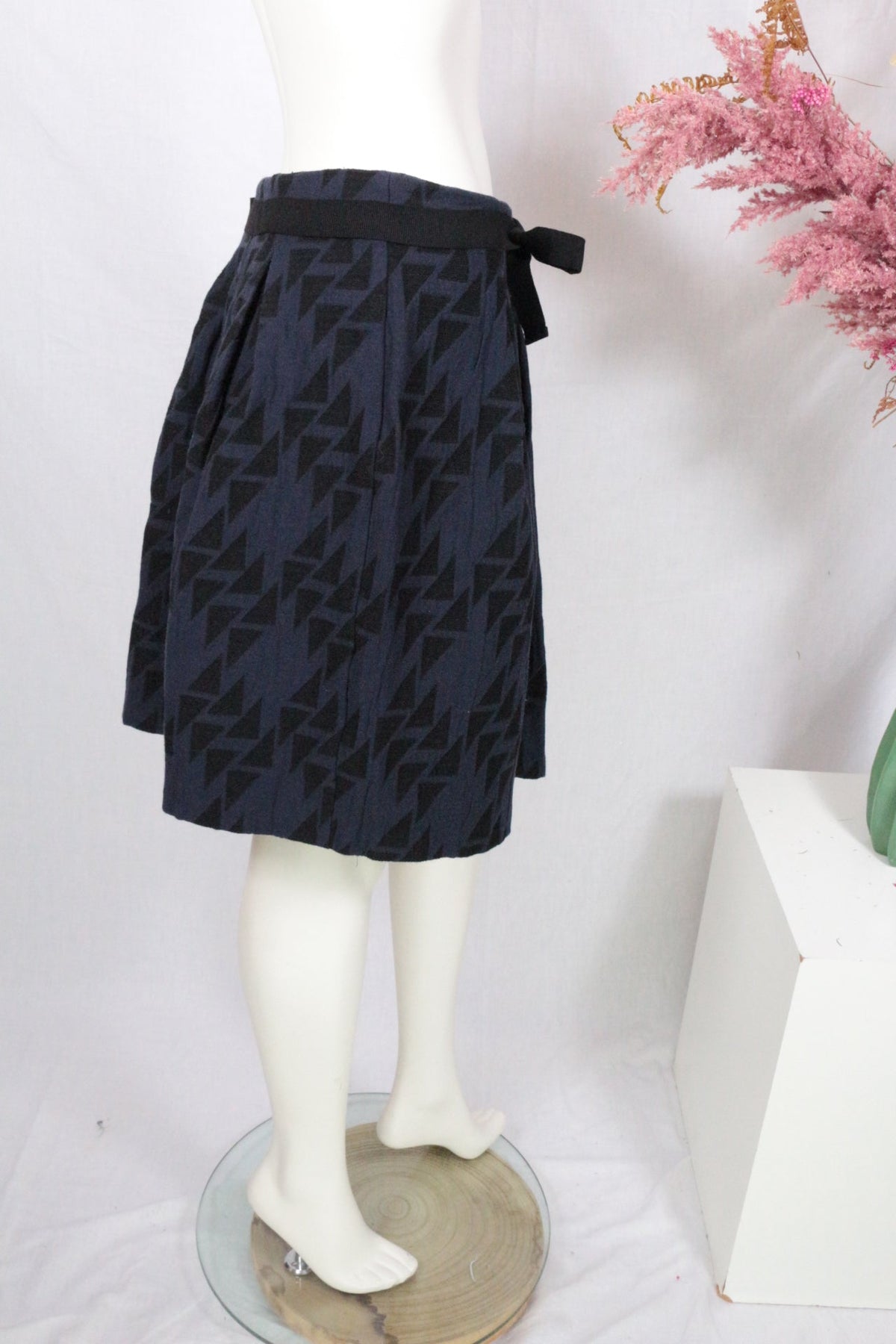 Jupe mi-longue Frippindealz Promod bleu et noir à motif géométrique avec ceinture nouée sur mannequin