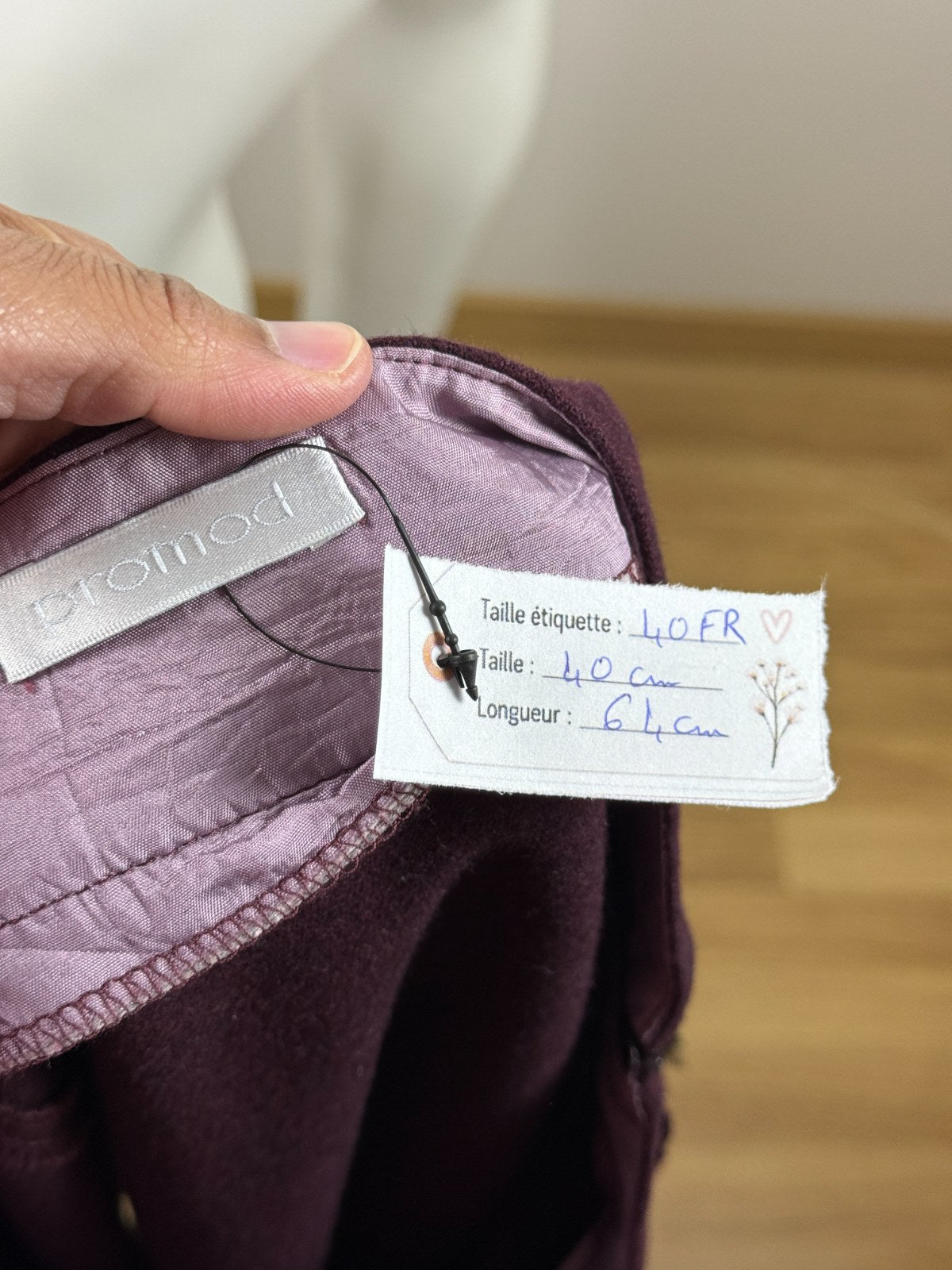 Etiquette de marque Promod sur jupe midi bordeaux en laine avec étiquette de taille Frippindealz attachée