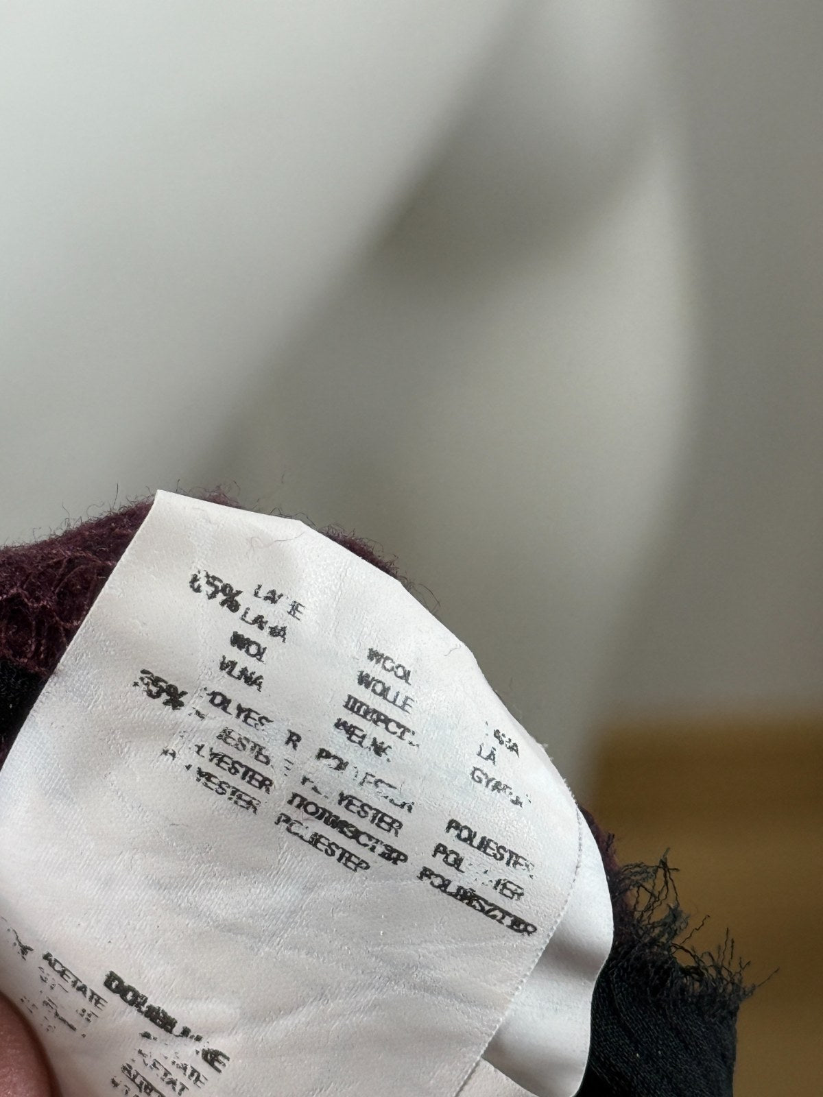 Étiquette de composition Frippindealz pour jupe Promod en laine bordeaux avec détails noirs