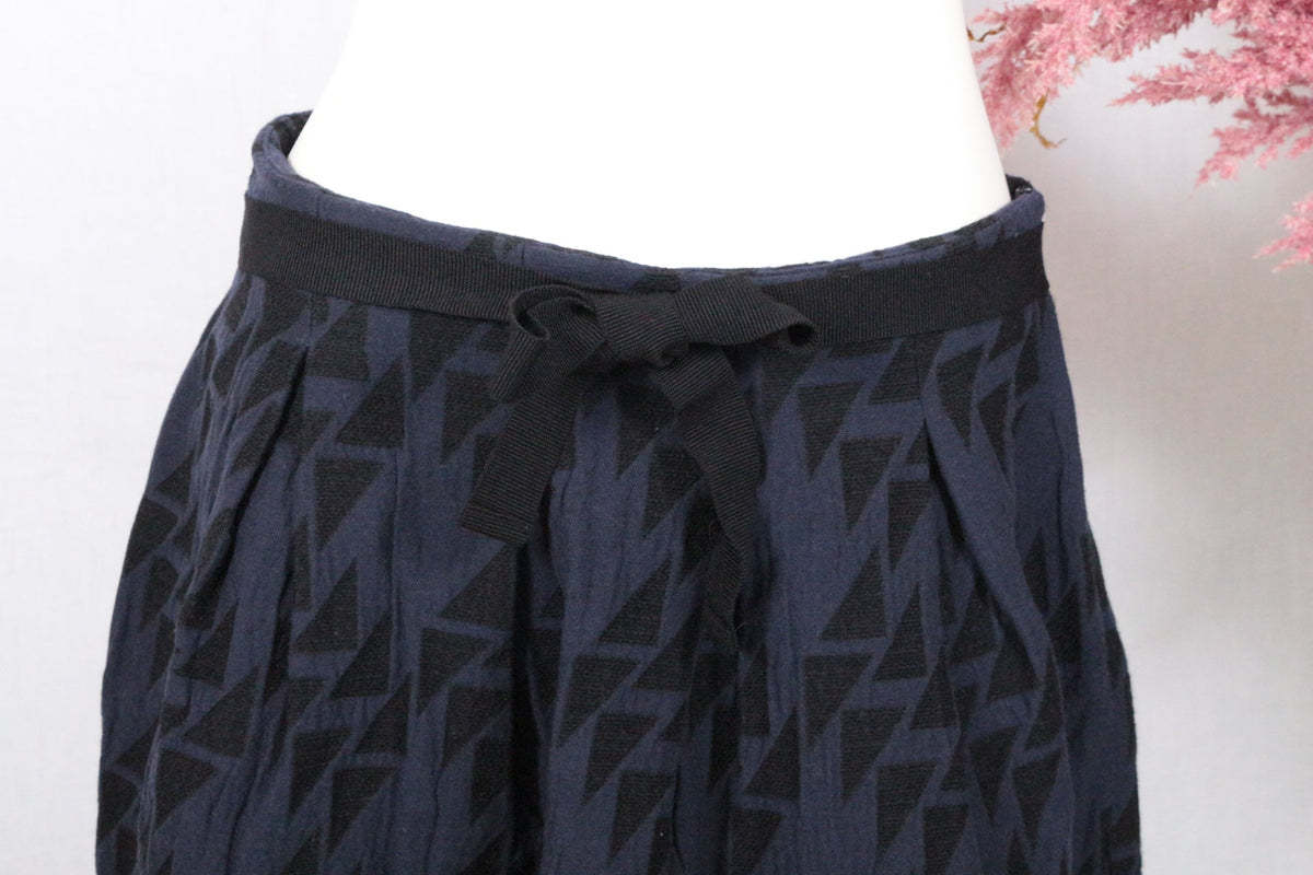 Jupe Frippindealz Promod bleu et noir avec motif géométrique et ceinture à nouer, style minimaliste