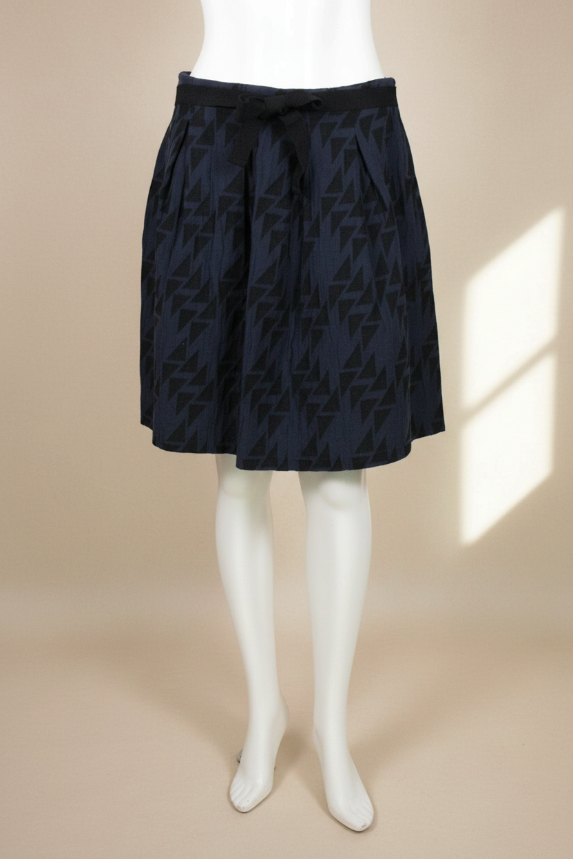 Jupe Frippindealz Promod bleu et noir à motif géométrique avec ceinture nouée sur mannequin