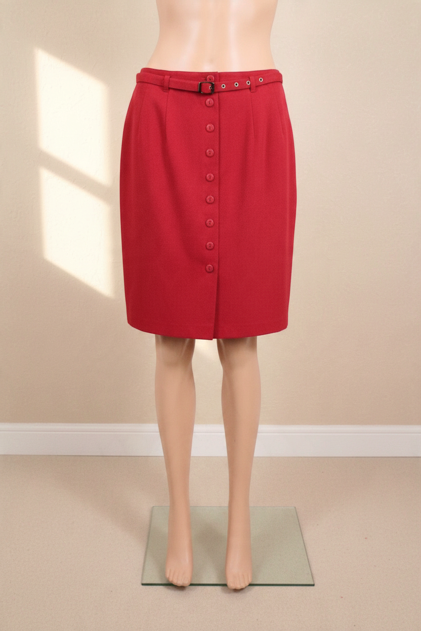 Jupe rouge Frippindealz 3 Suisses en polyester et viscose avec boutonnage central et ceinture ajustable sur mannequin
