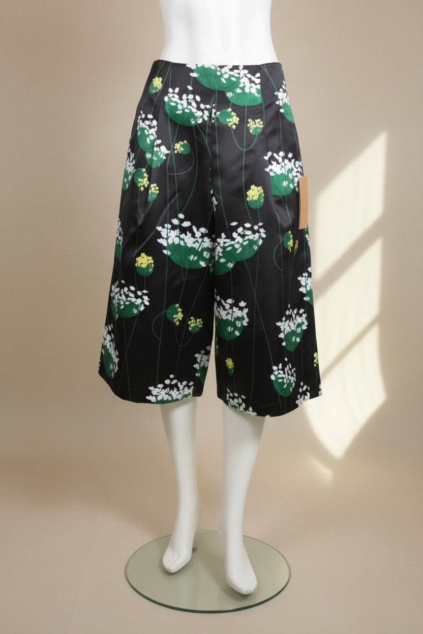 Jupe-short Frippindealz en polyester noir à motif floral botanique vert et blanc, coupe fluide et style vintage