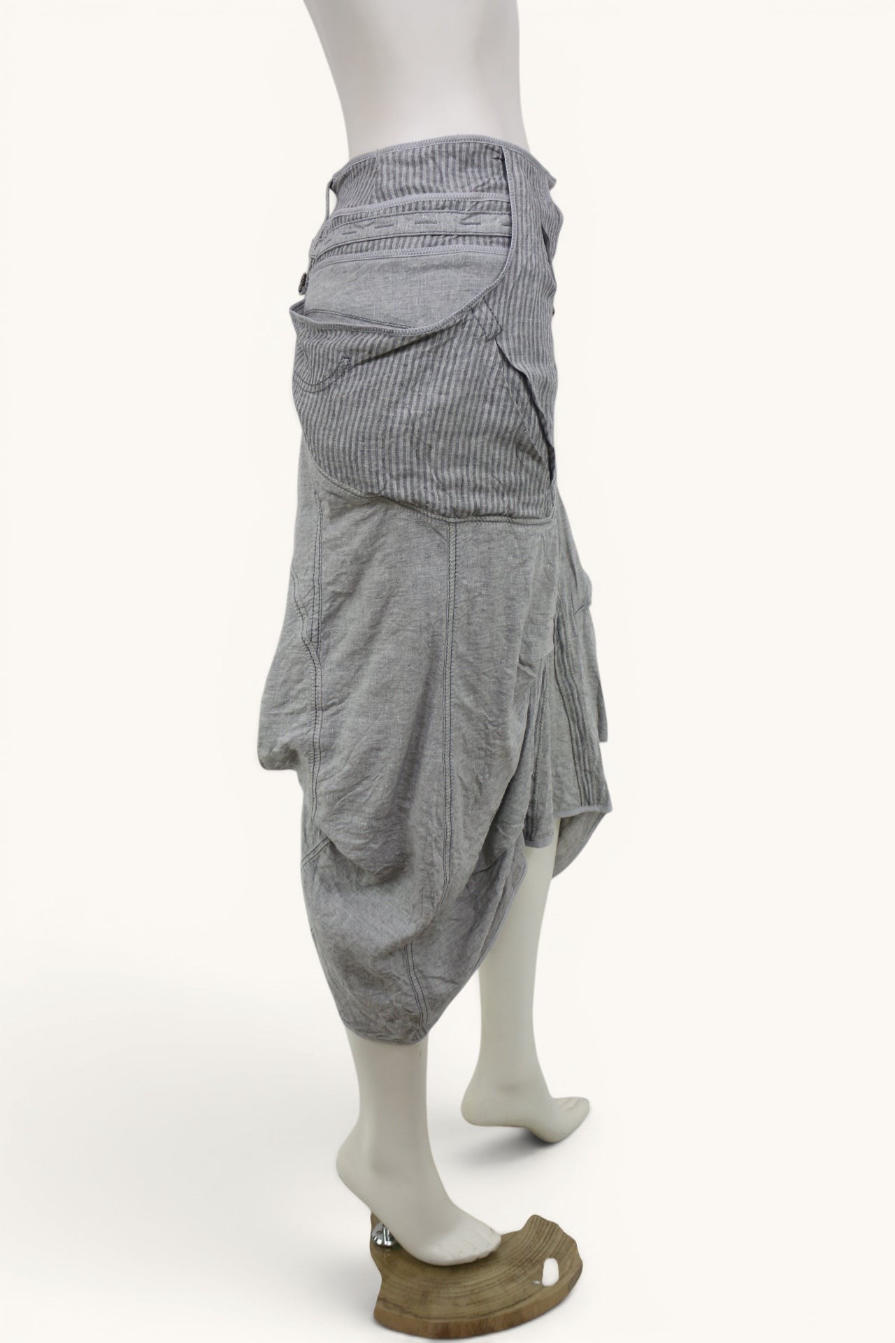 Jupe Tanaïs en lin gris clair rayé, taille 38, coupe ballon asymétrique, style bohème et lagenlook.