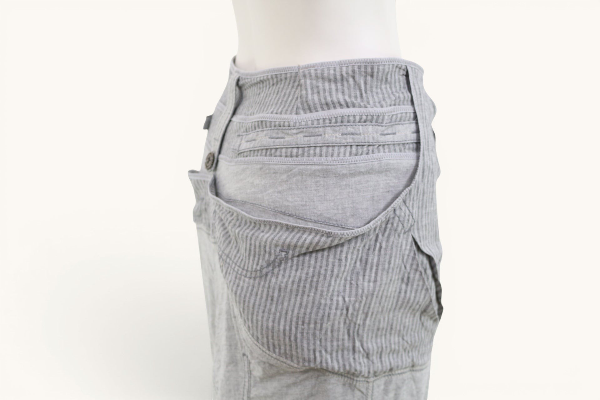 Jupe Tanaïs en lin gris clair rayé, taille 38, coupe ballon asymétrique, style bohème et lagenlook.