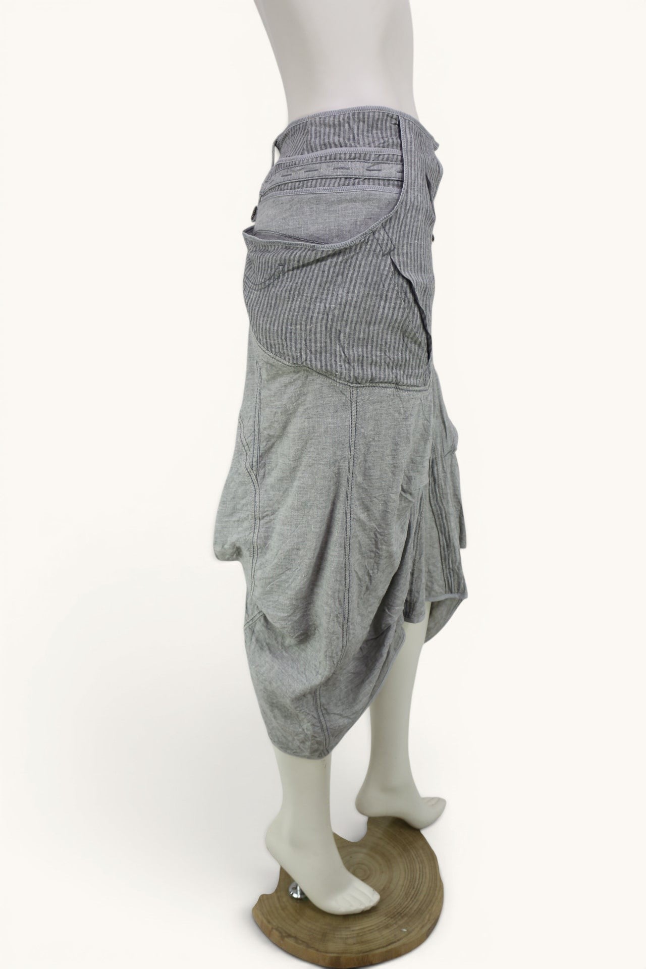 Jupe Tanaïs en lin gris clair rayé, taille 38, coupe ballon asymétrique, style bohème et lagenlook.
