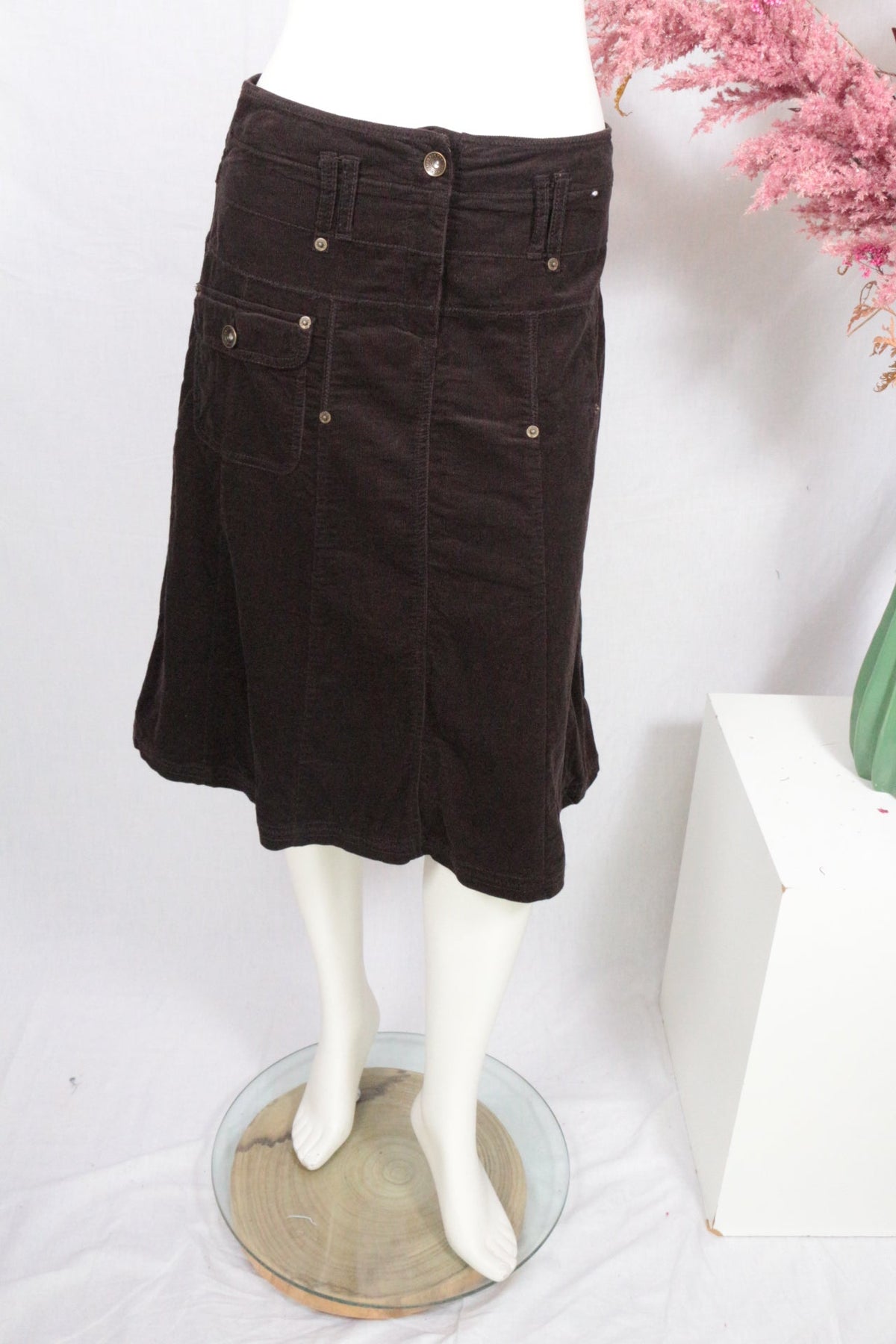 Jupe mi-longue Frippindealz en velours côtelé marron foncé avec poches et coupe évasée sur mannequin