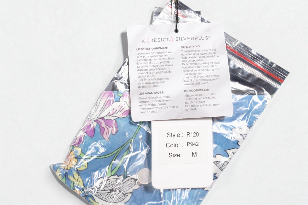 Étiquette de robe K design Frippindealz avec détails techniques Silverplus sur tissu satiné bleu à motifs floraux