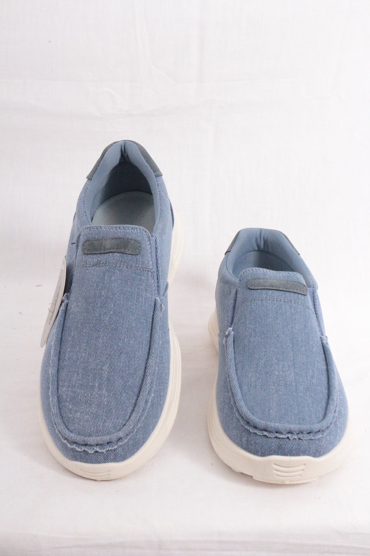 Frippindealz Kadiman Slip-ons en denim bleu, taille 43, neuves. Chaussures décontractées avec semelle blanche et détails cousus.