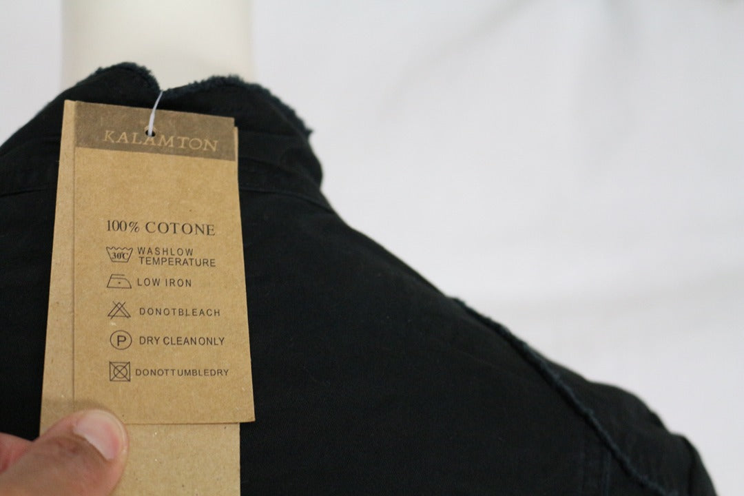 Étiquette de composition 100% coton sur veste militaire noire Frippindealz Kalamton