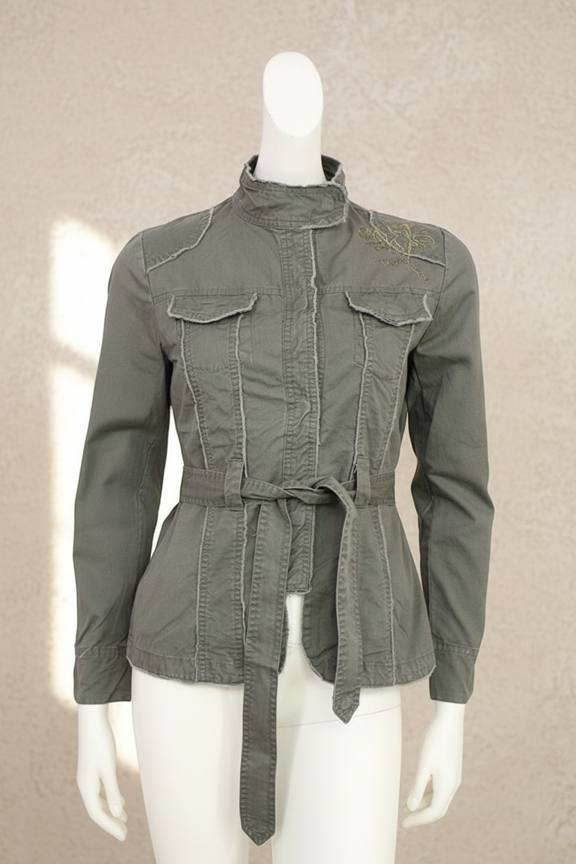 Veste militaire Frippindealz Kalamton kaki en coton avec ceinture, col montant et broderie sur l'épaule