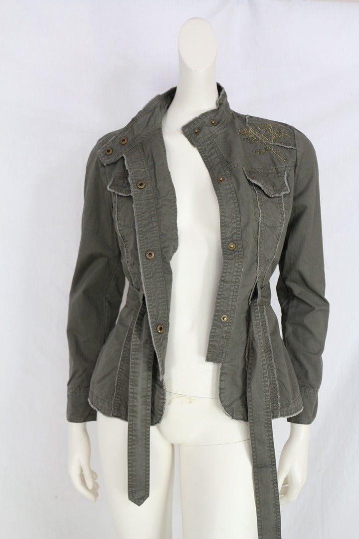 Veste militaire Frippindealz Kalamton en coton kaki avec ceinture, poches à rabat et broderie sur l'épaule