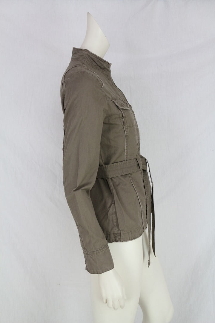 Veste militaire Frippindealz Kalamton en coton kaki avec col montant, poches poitrine et ceinture nouée, vue de profil