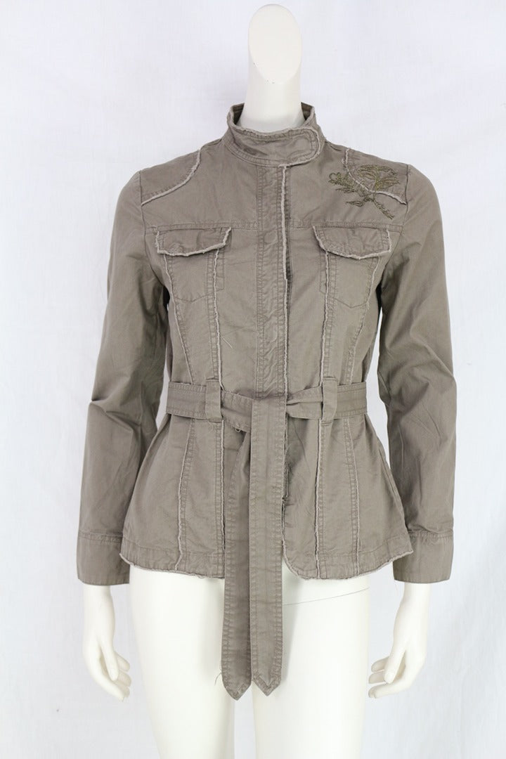 Veste militaire Frippindealz Kalamton kaki en coton avec col montant, poches à rabat, ceinture et broderie épaule