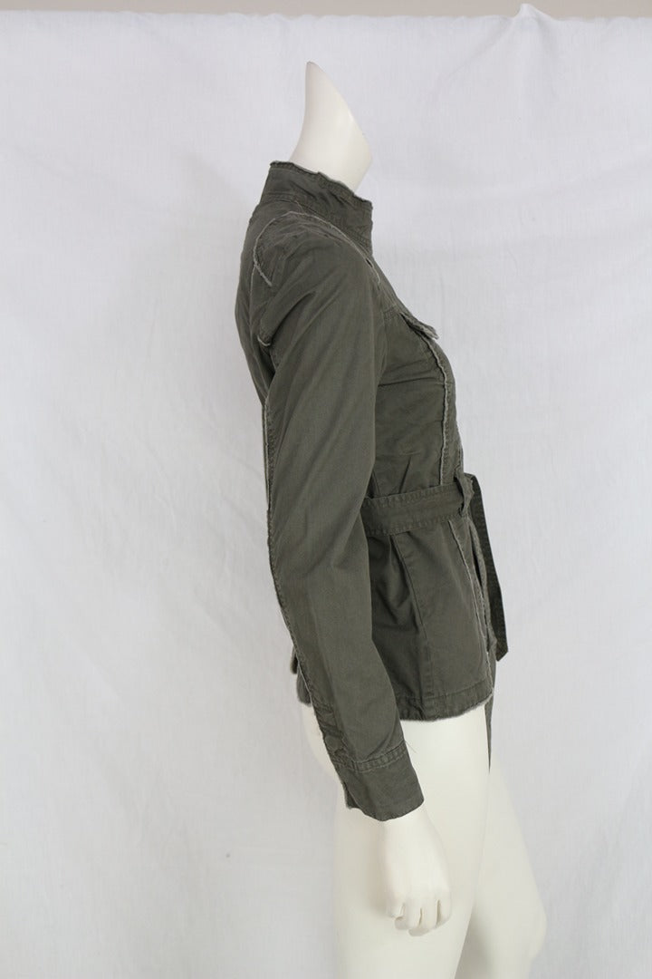 Veste militaire Frippindealz Kalamton en coton kaki avec ceinture et poches, vue de profil sur mannequin