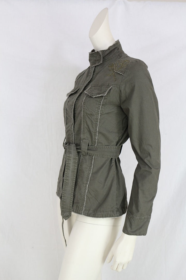 Veste militaire Frippindealz Kalamton en coton kaki avec ceinture, poches poitrine et broderie sur l'épaule