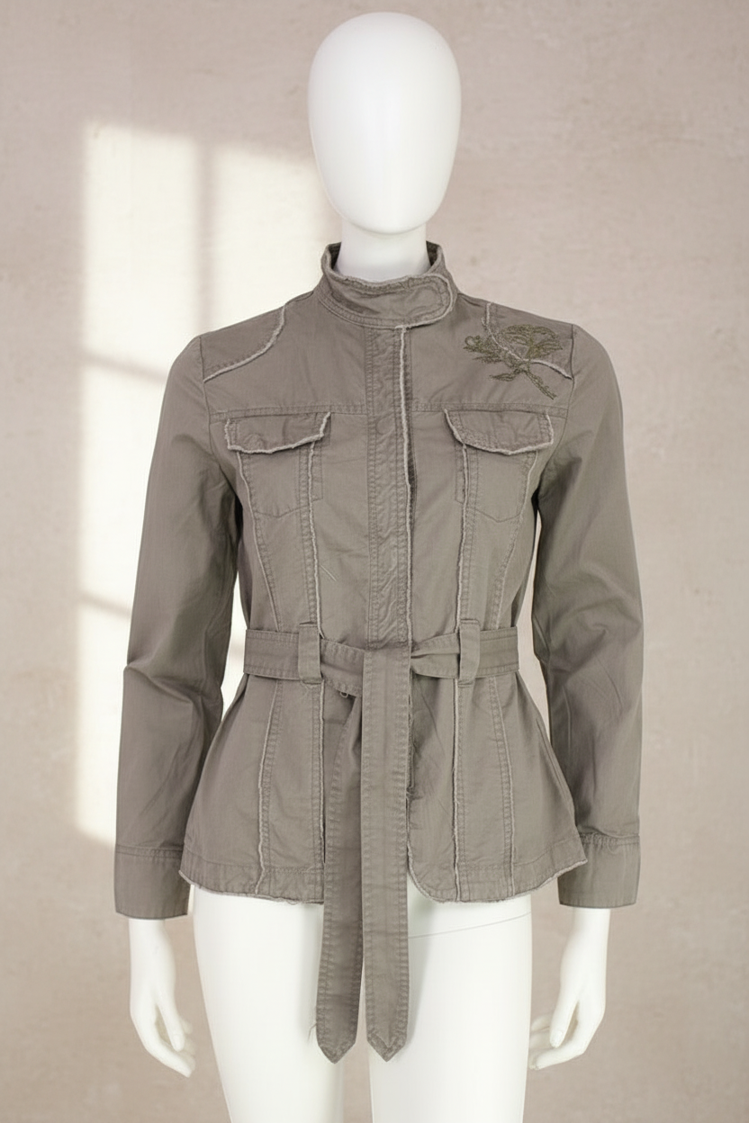 Veste militaire Frippindealz Kalamton kaki en coton avec col montant, poches poitrine et ceinture nouée