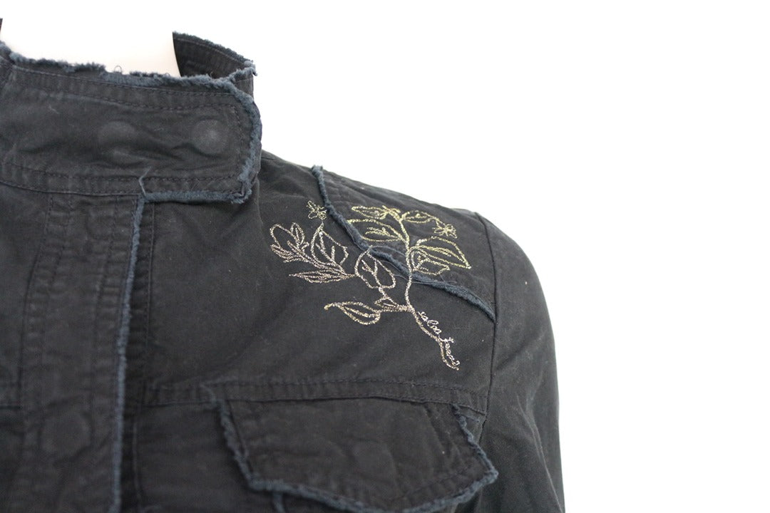 Veste militaire Frippindealz Kalamton en coton noir avec col montant et broderie florale délicate sur l'épaule