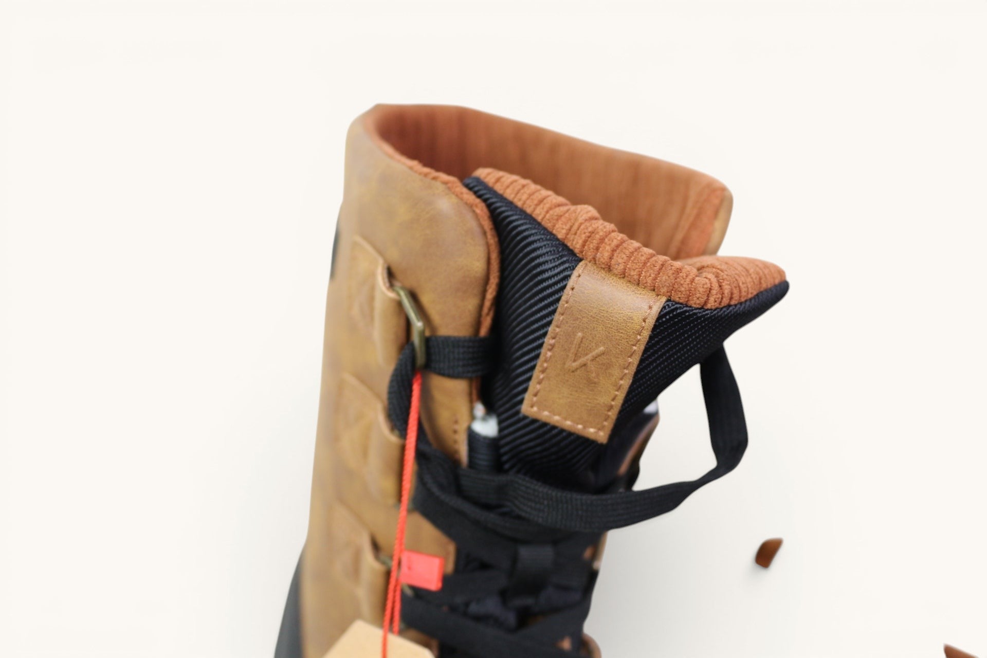 Bottes après-ski Frippindealz Kimberfeel Leonard camel et noir avec tige montante et lacets noirs