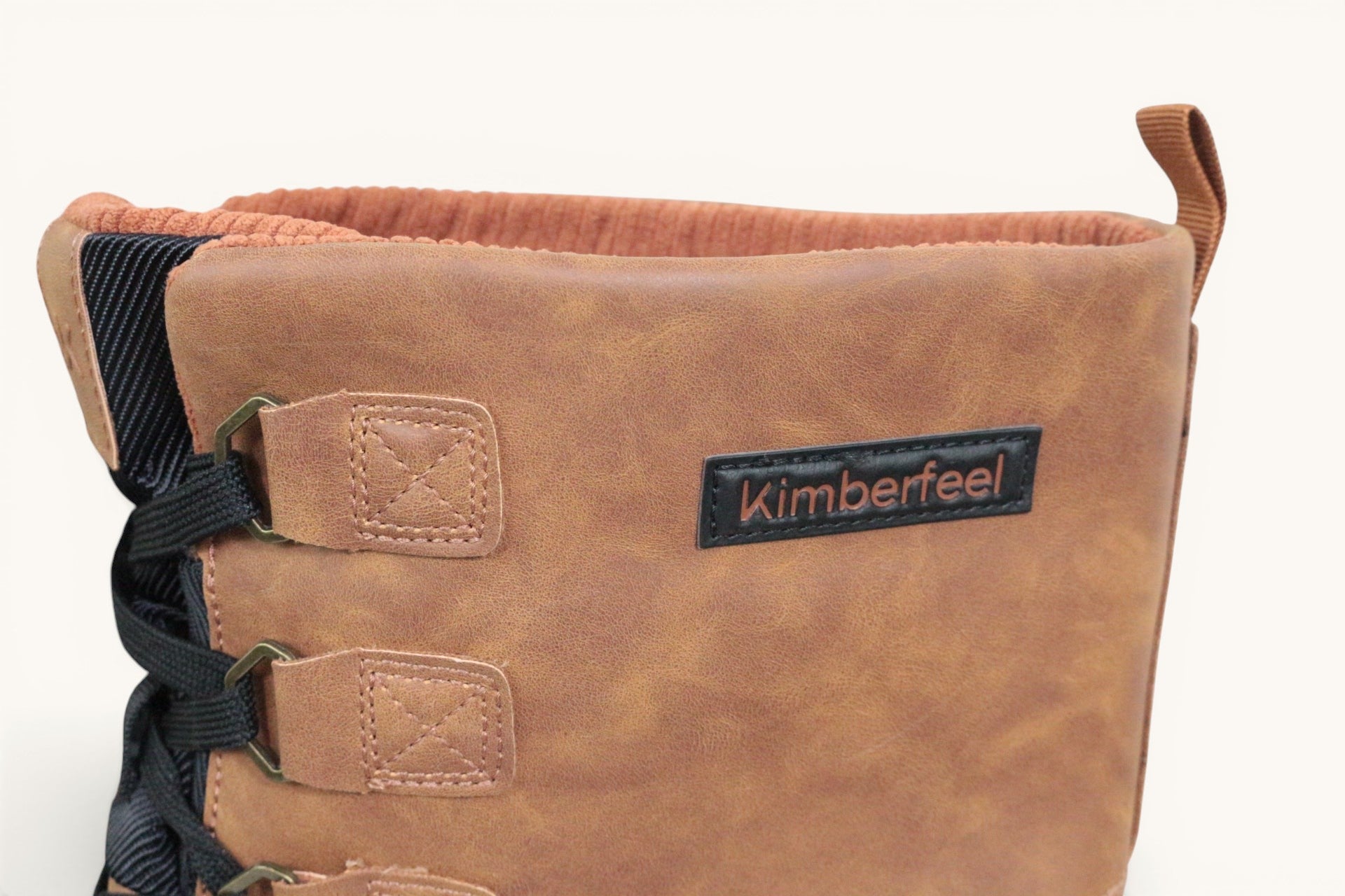 Gros plan sur la tige camel en cuir synthétique des bottes après-ski Frippindealz Kimberfeel Leonard avec logo