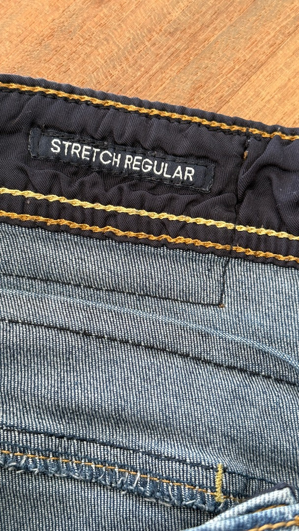 Détail de la ceinture intérieure d'un jean Frippindealz Koröshi bleu stretch regular avec surpiqûres contrastées