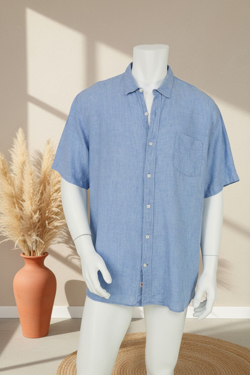 Chemise Frippindealz Lands' End en lin bleu clair à manches courtes avec col classique et poche poitrine sur mannequin