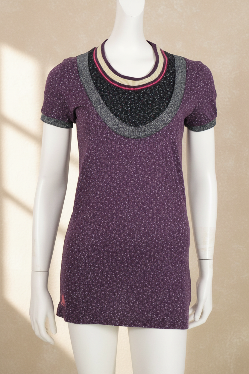 Haut Frippindealz Le Coq Sportif violet en coton avec col contrasté et motifs discrets, style sport chic rétro.