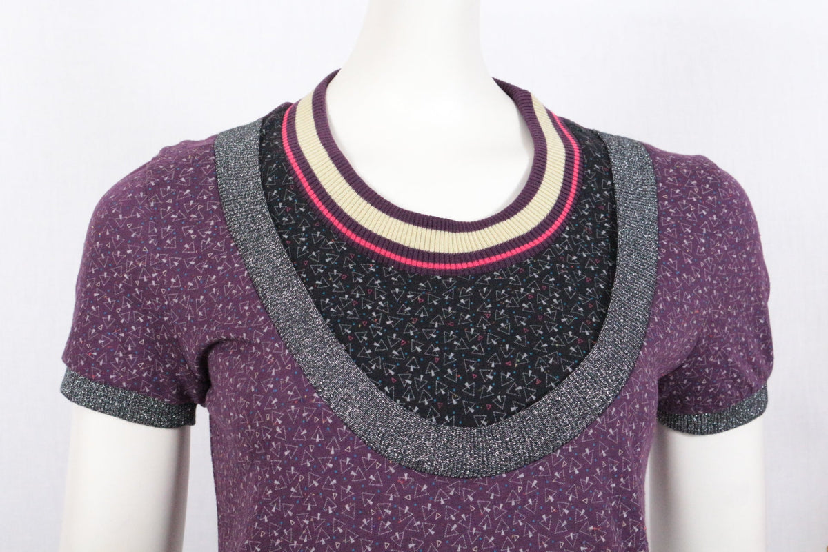 T-shirt Frippindealz Le Coq Sportif violet en coton avec motifs discrets, col contrasté et style rétro sport chic.