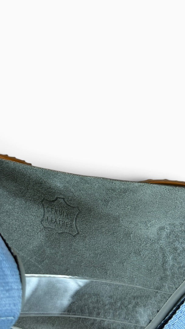 Détail de la semelle intérieure en cuir véritable bleu clair des sandales Frippindealz LIZARD Super Hike