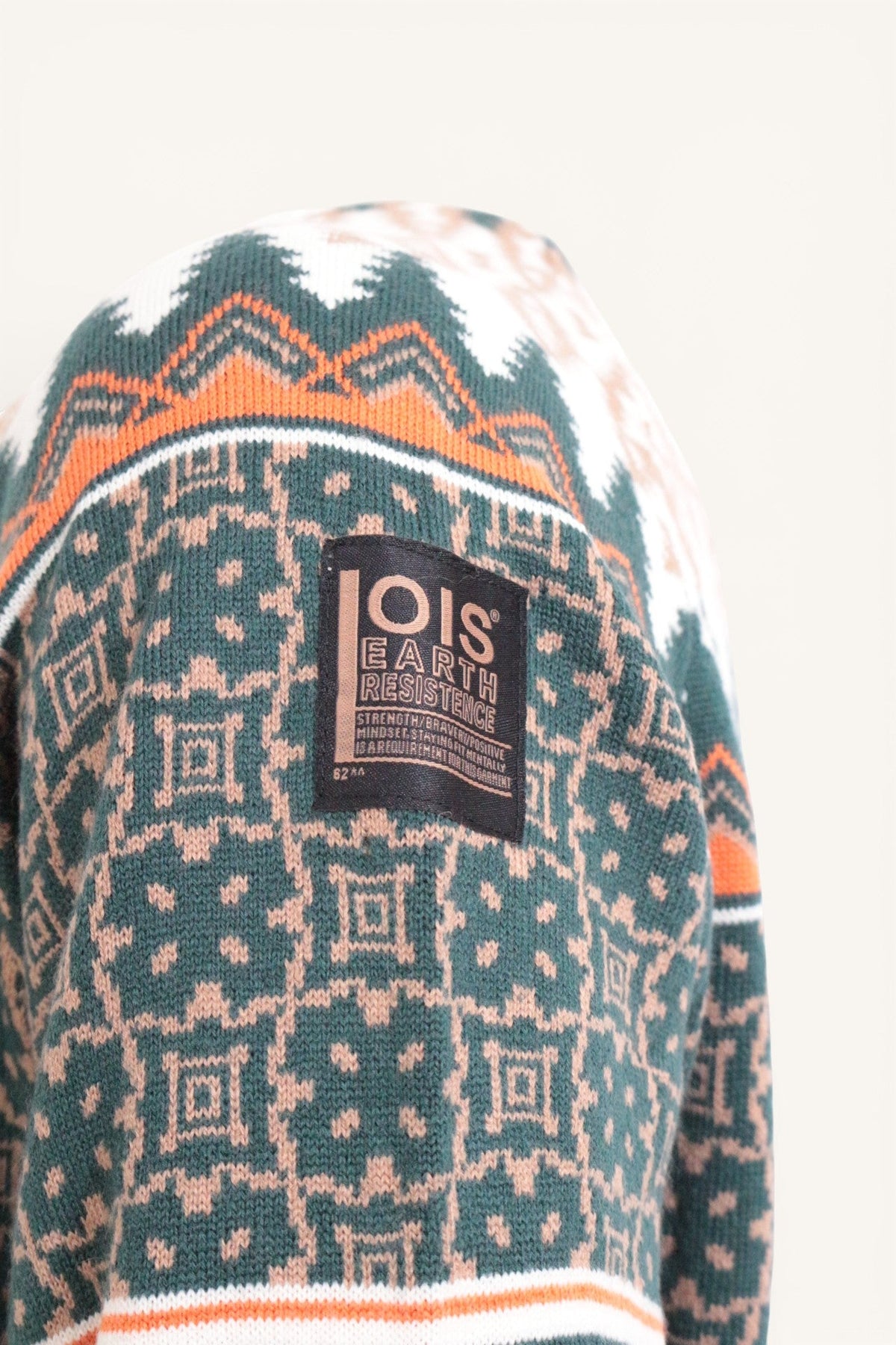 Pull Frippindealz Lois en acrylique à motifs rétro géométriques vert, beige et orange avec étiquette de marque