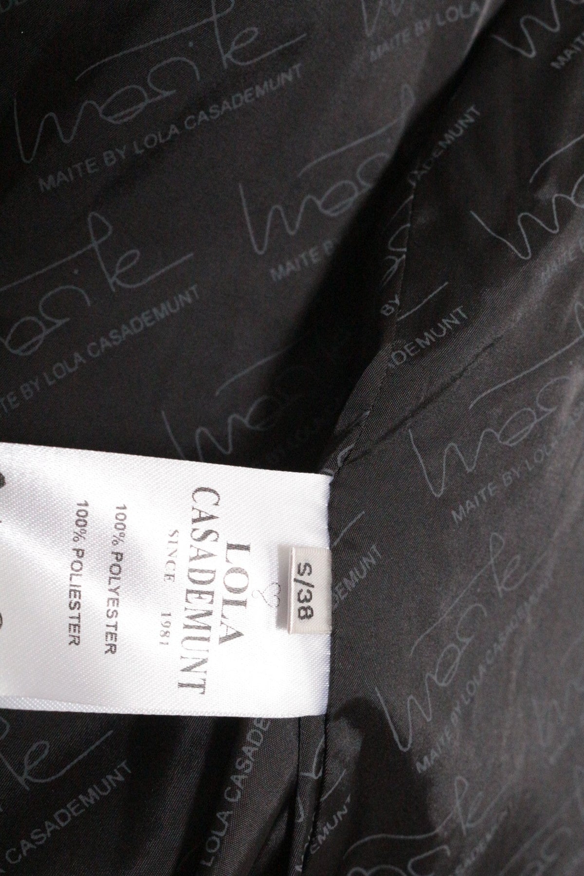Étiquette intérieure Frippindealz Lola Casademunte sur doublure noire en polyester avec logo de la marque